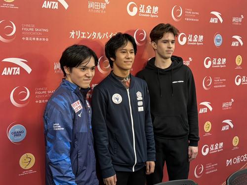フィギュアスケートGPシリーズ中国杯で男子表彰台入りした、左から2位の宇野、優勝のシァオイムファ、3位のシャイドロフ