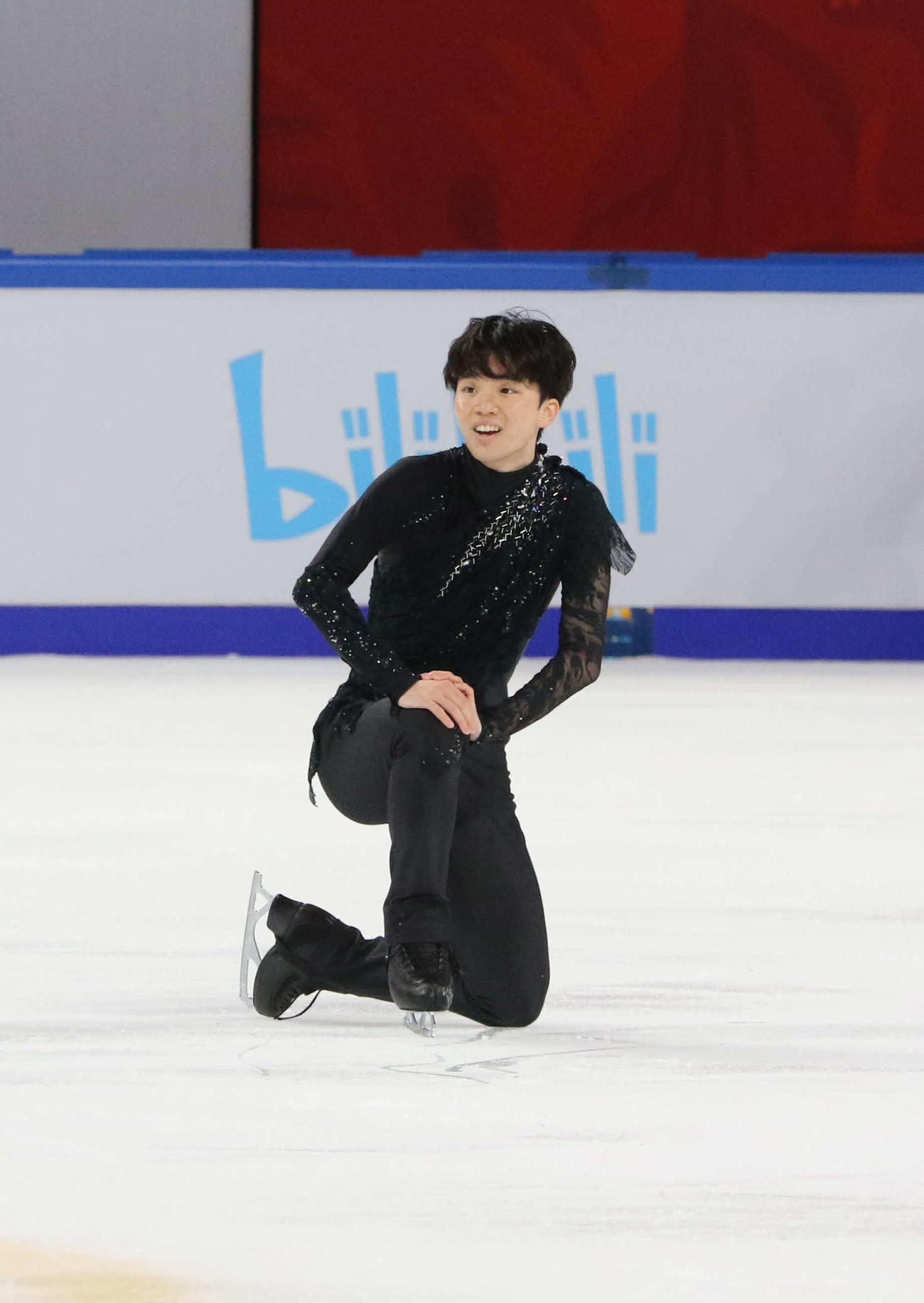 フリー前の公式練習で転倒し、苦笑いする友野一希