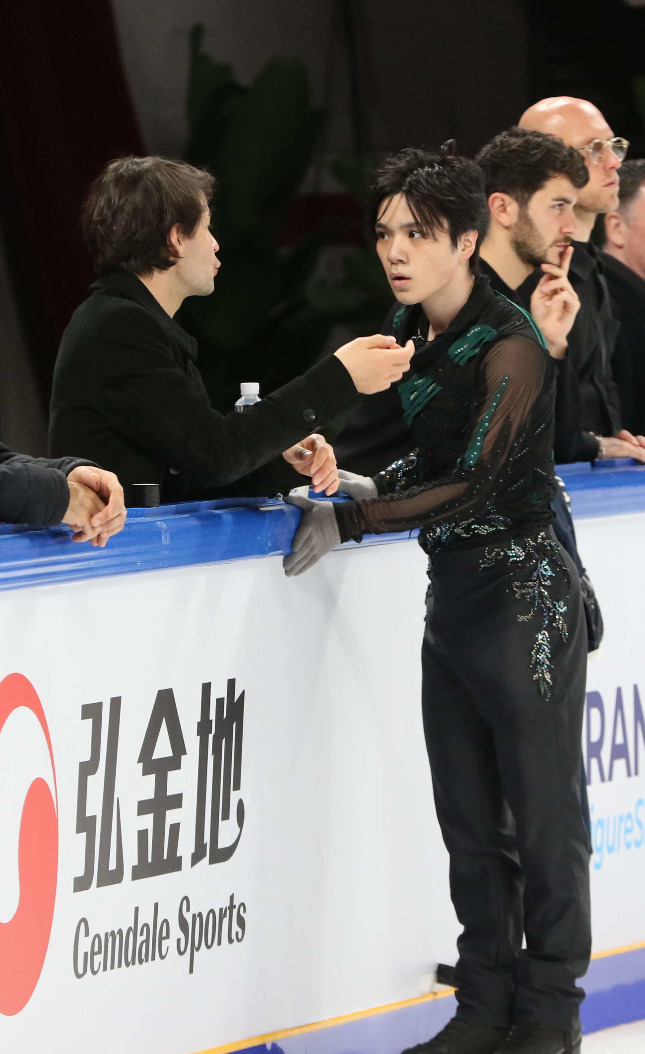 フリー前の公式練習で話し込む宇野昌磨（右）とステファン・ランビエル・コーチ