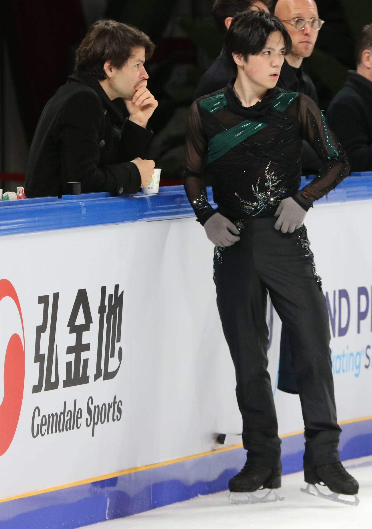 フリー前の公式練習で話し込む宇野昌磨（右）とステファン・ランビエル・コーチ