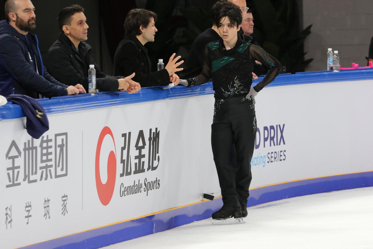 フリー前の公式練習で話し込む宇野昌磨（右）とステファン・ランビエル・コーチ