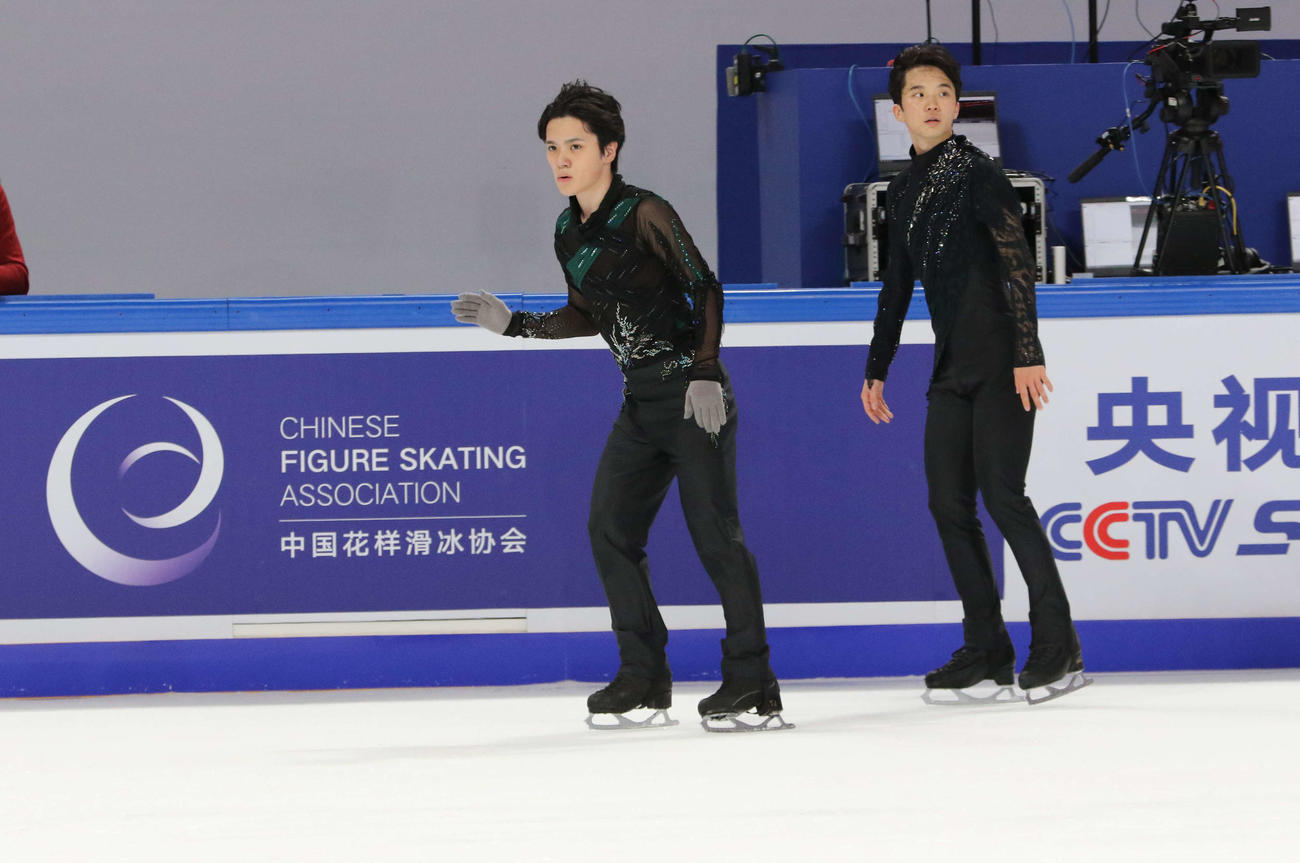 フリー前の公式練習で同組だった宇野昌磨（左）と友野一希
