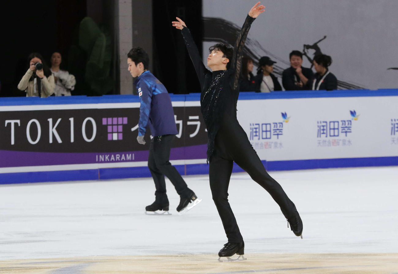 フリー前の公式練習で滑る友野一希（右）