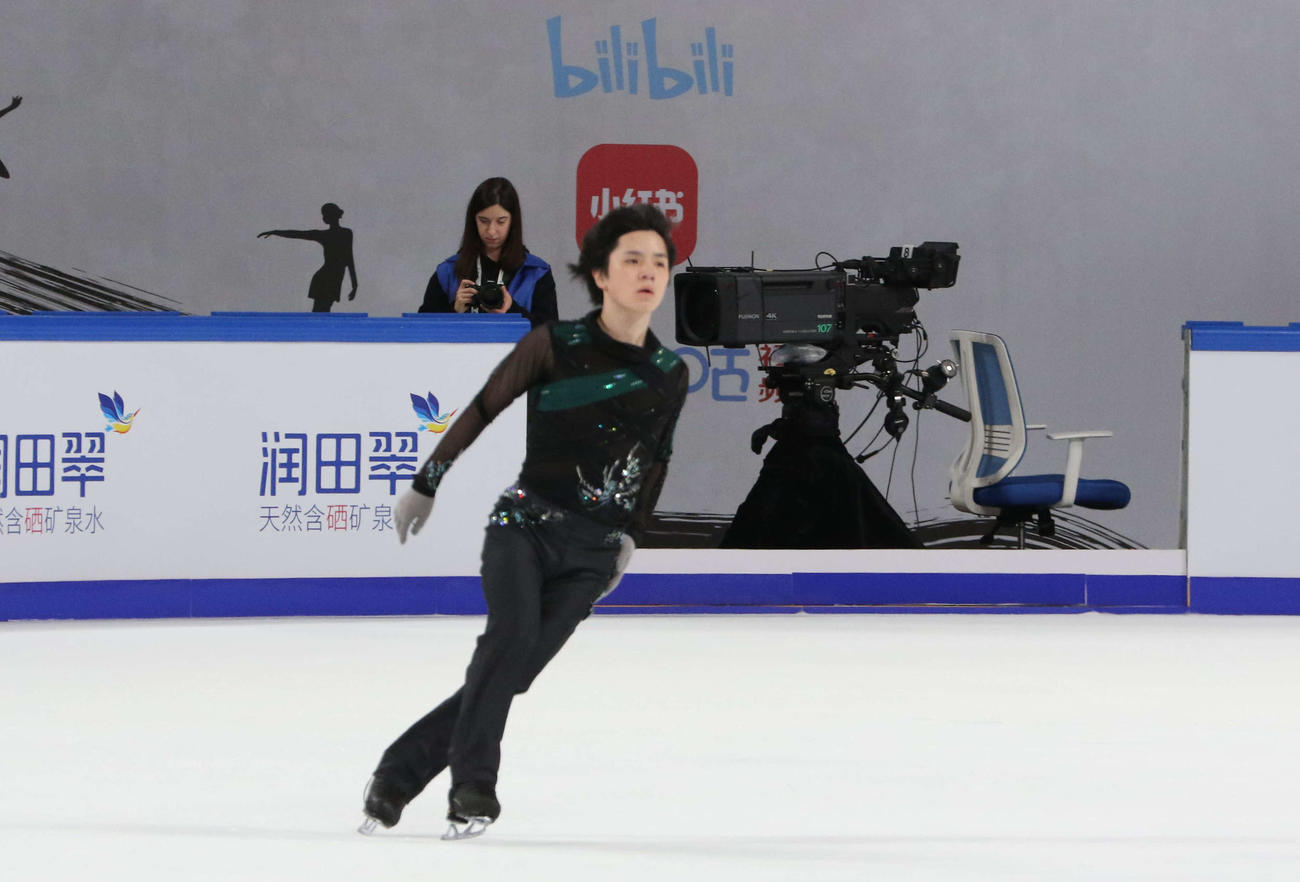 フリー前の公式練習で滑る宇野昌磨