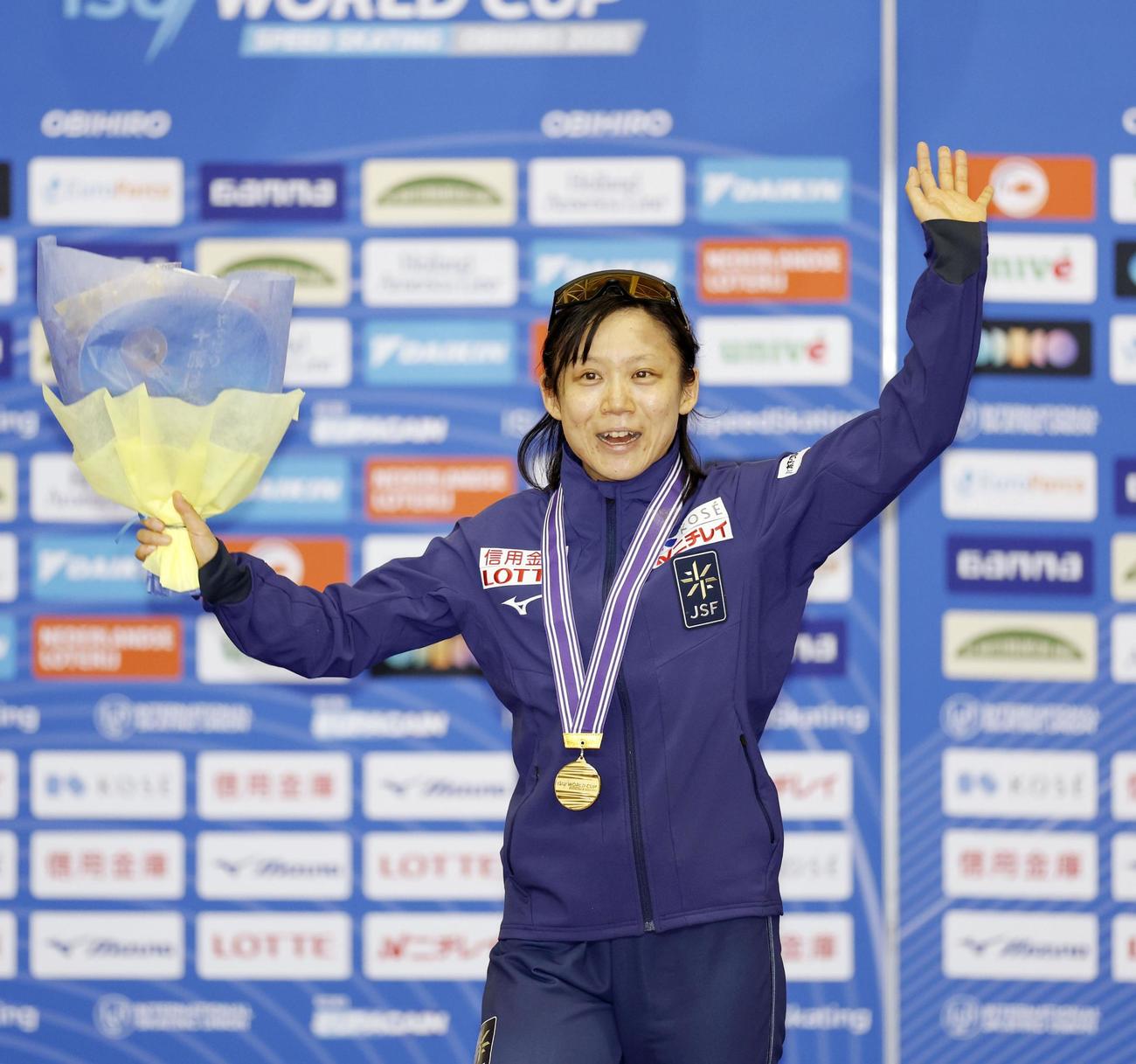 女子1500 メートル で優勝し、歓声に応える高木美帆＝明治北海道十勝オーバル（共同）