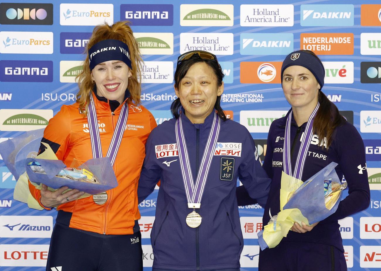 女子1500メートルで優勝し、表彰式で笑顔を見せる高木（中央）