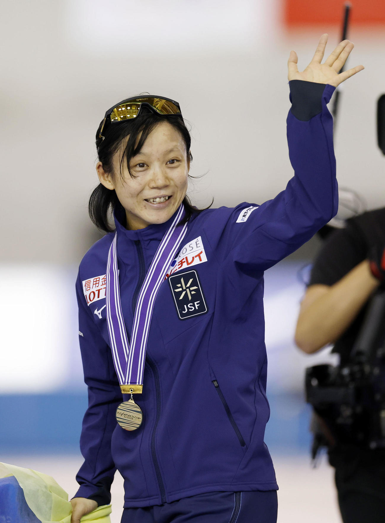 女子1500 メートル で優勝し、歓声に応える高木美帆＝明治北海道十勝オーバル（共同）