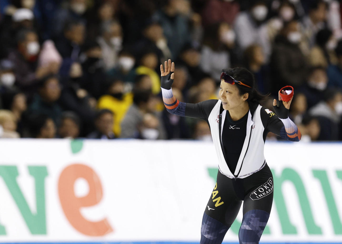 女子1500 メートル 　レースを終え歓声に応える高木美帆＝明治北海道十勝オーバル（共同）