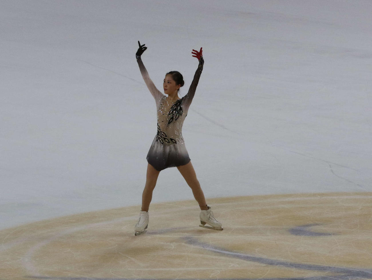 フリー前の公式練習を終えてあいさつする吉田陽菜