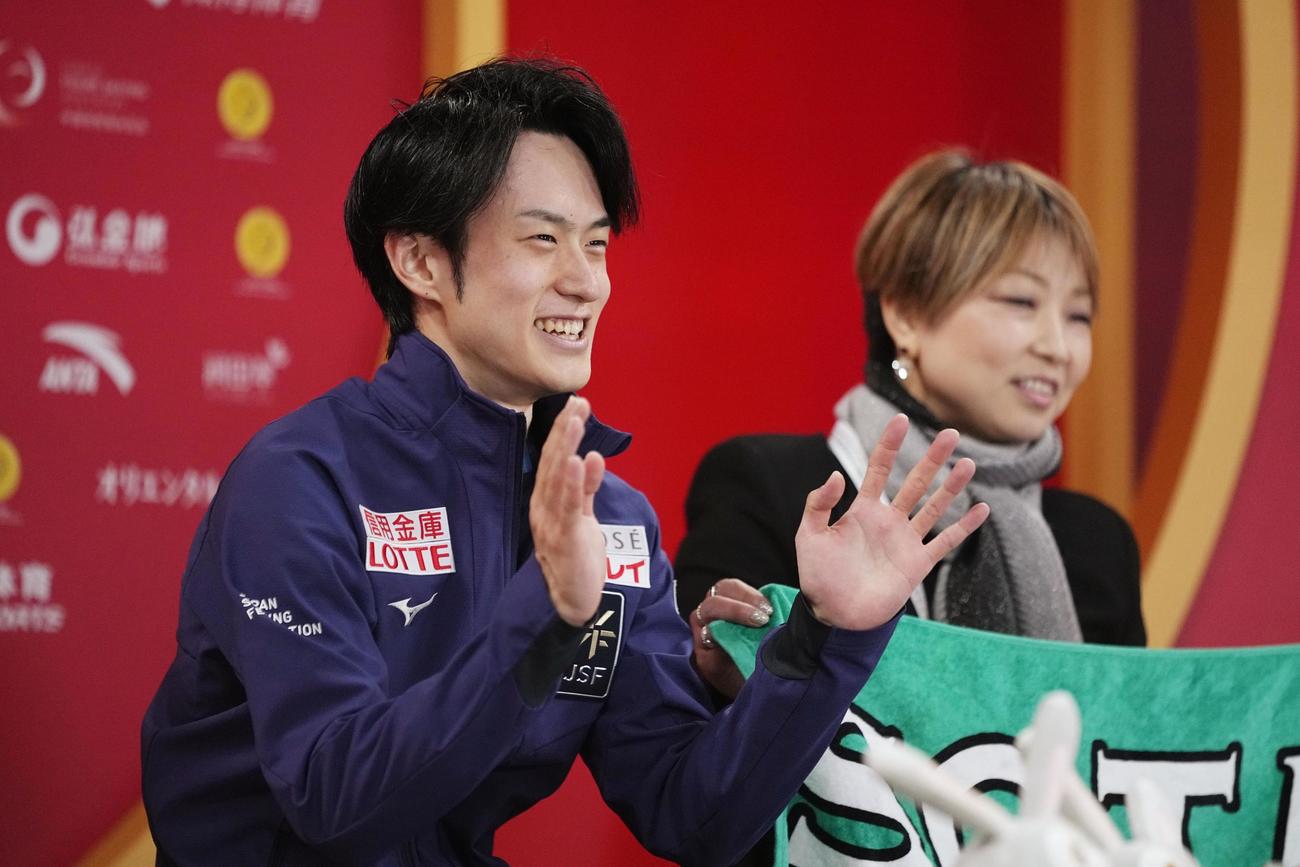 男子フリーの演技を終え、手を振る山本草太＝重慶（共同）