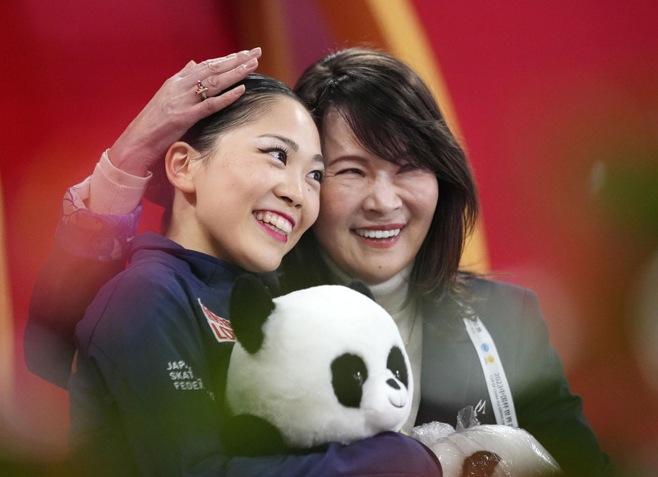 女子フリーの演技を終え、笑顔の吉田陽菜（左）。初優勝を果たした（共同）