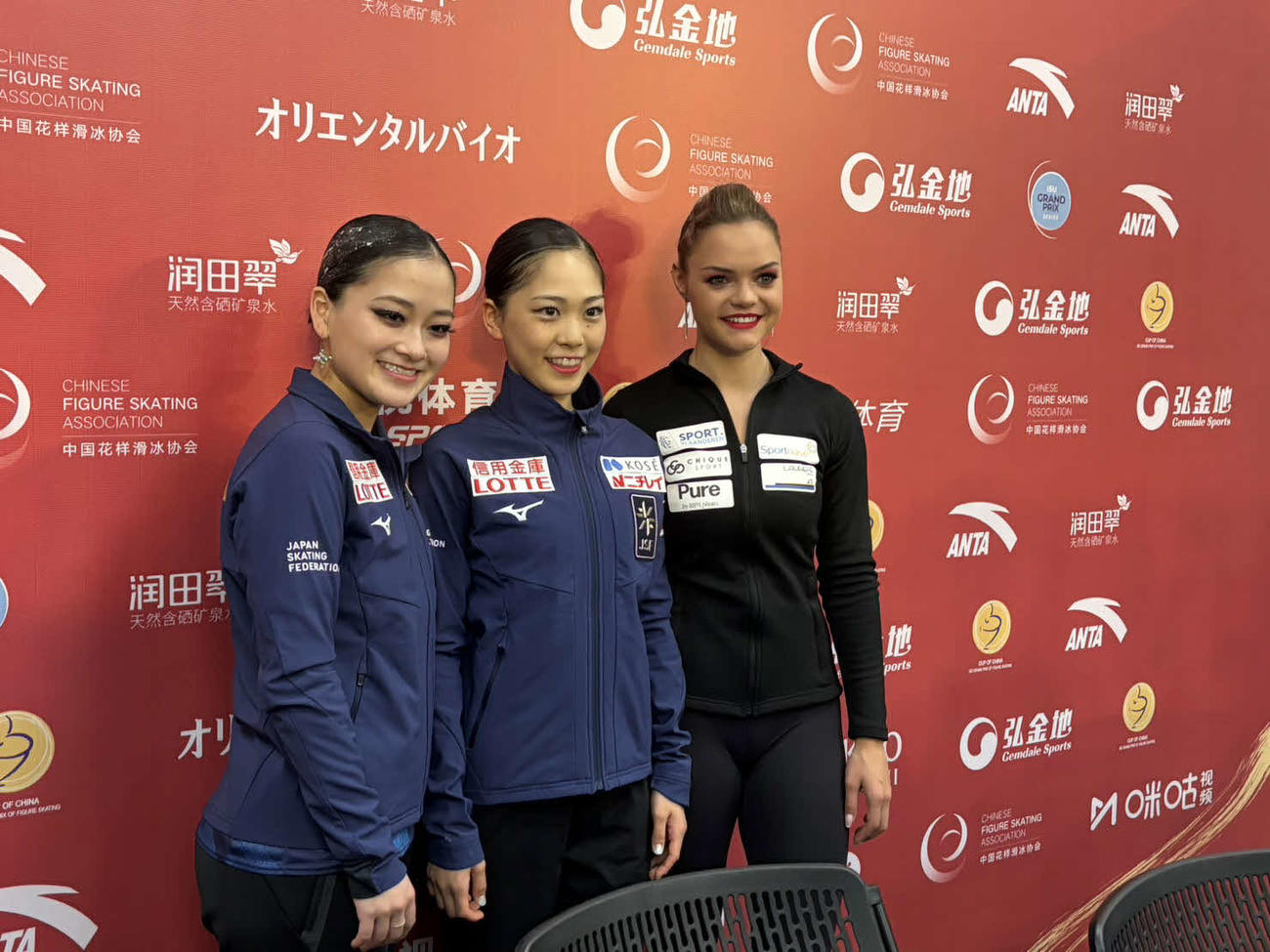 笑顔で写真に納まる（左から）渡辺、吉田、ヘドリックス（撮影・松本航）