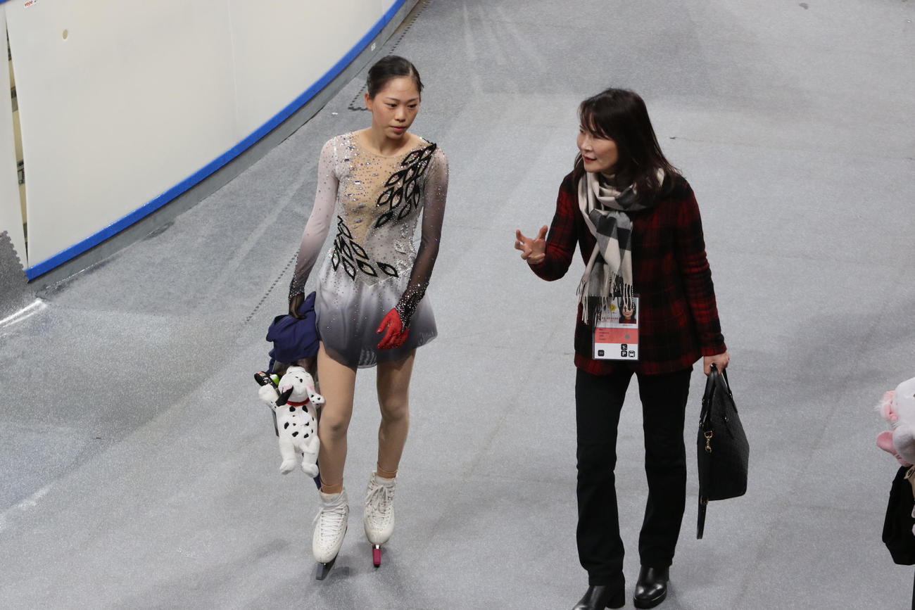 フリー前の公式練習を終えて引き揚げる吉田（左）と浜田美栄コーチ