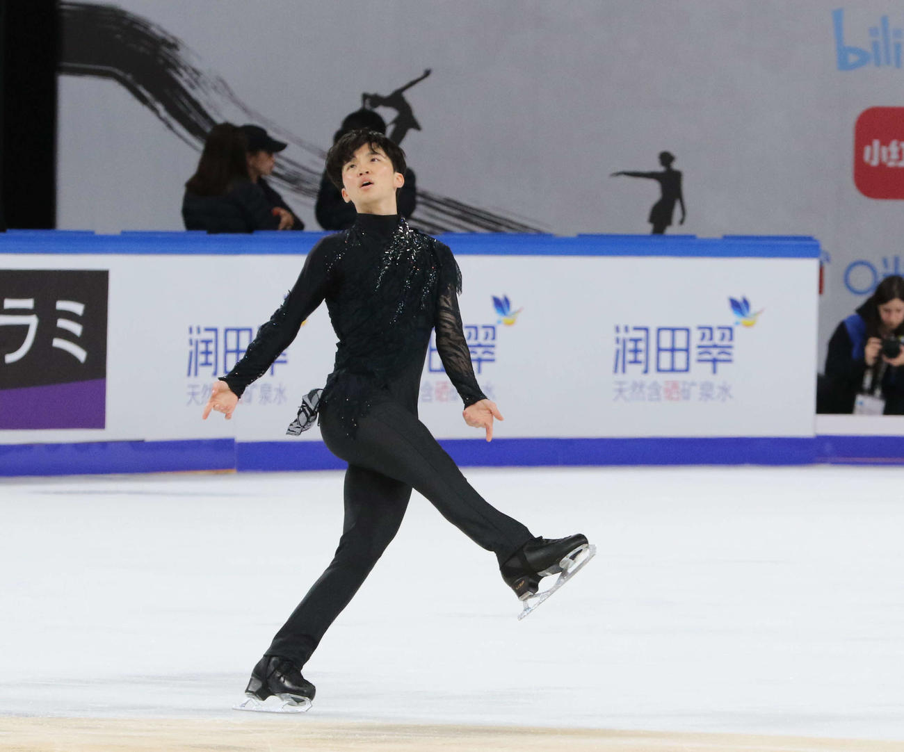 フリー前の公式練習で滑る友野一希（右）