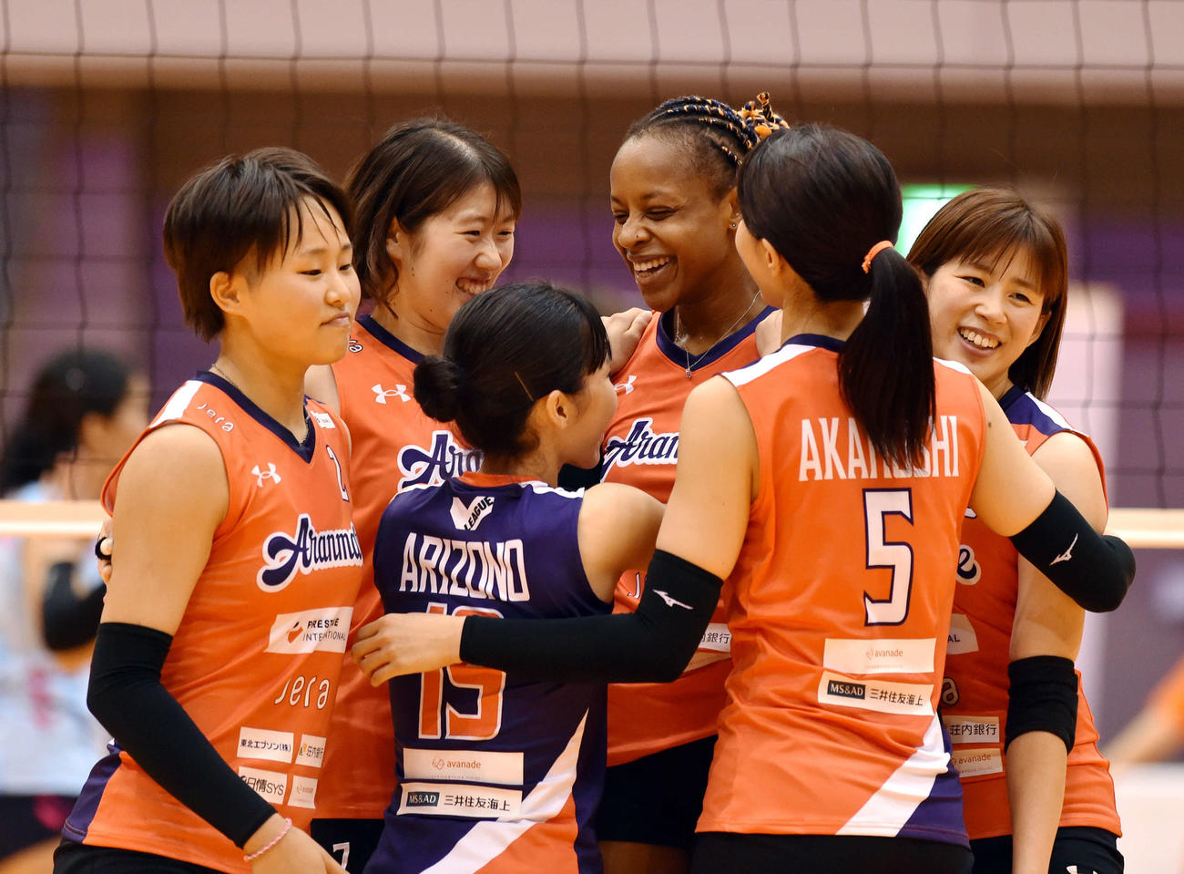 アランマーレ山形対デンソー　第3S、Sポイントを奪い、チームメートと喜ぶアランマーレ山形・メソマチ（右から3人目）（撮影・相沢孔志）