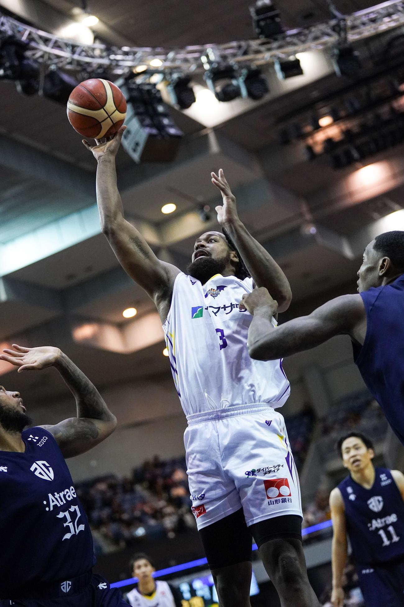 第3Q、シュートを決める山形ベル（C）B．LEAGUE