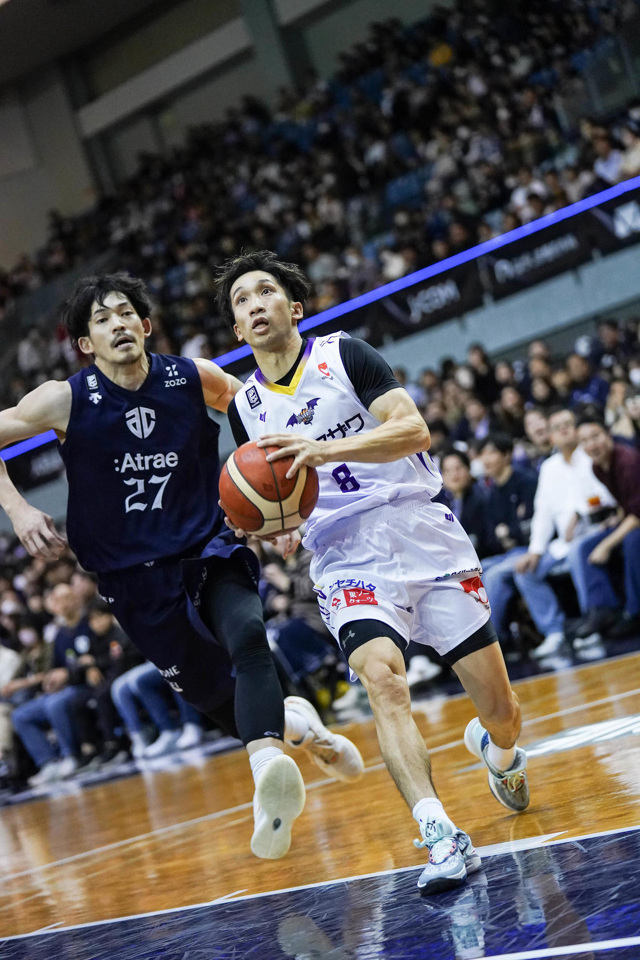 第1Q、ゴールへアタックする山形村上(C)B．LEAGUE