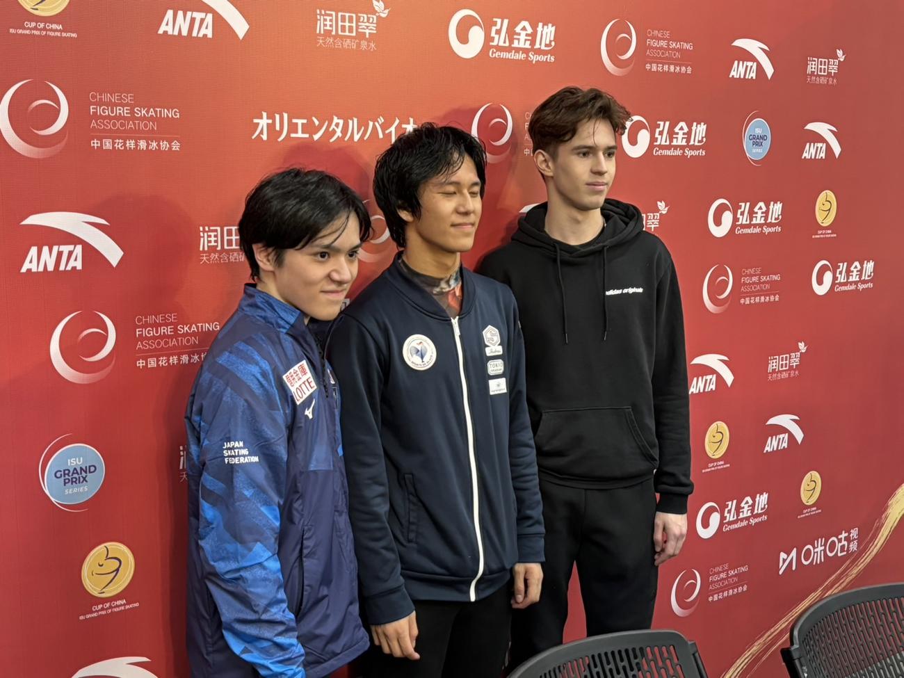フィギュアスケートGPシリーズ中国杯で男子表彰台入りした、左から2位の宇野、優勝のシァオイムファ、3位のシャイドロフ