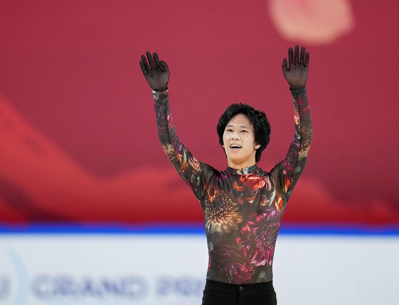 男子フリーの演技を終え観客席に手を振るアダム・シァオイムファ（共同）