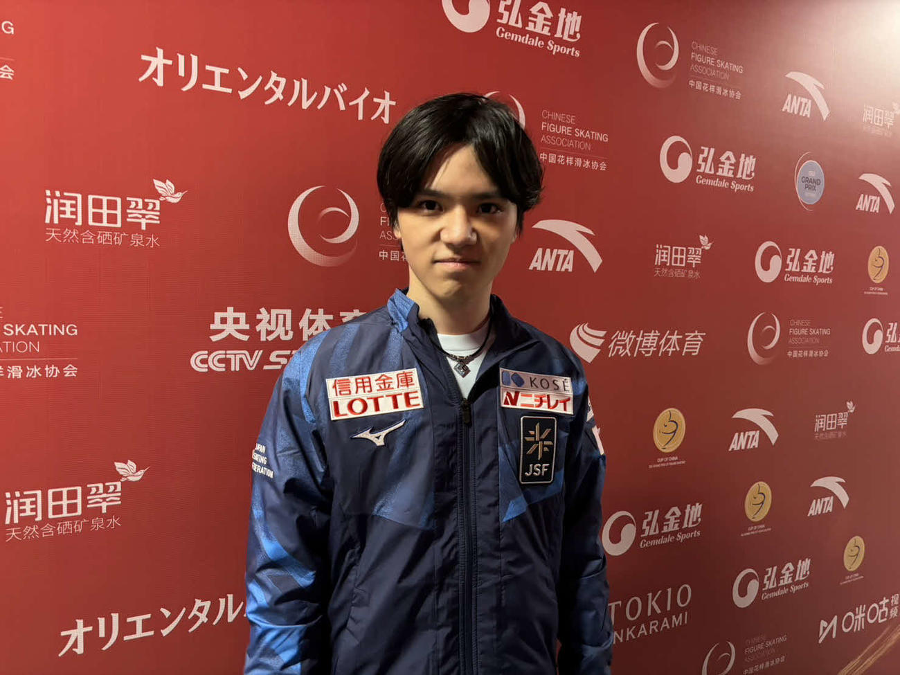 中国杯の一夜明け会見で写真に納まる宇野（撮影・松本航）