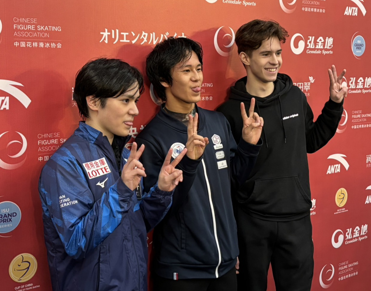 フィギュアスケートGPシリーズ中国杯で男子表彰台入りした、左から2位の宇野、優勝のシァオイムファ、3位のシャイドロフ（23年11月11日）