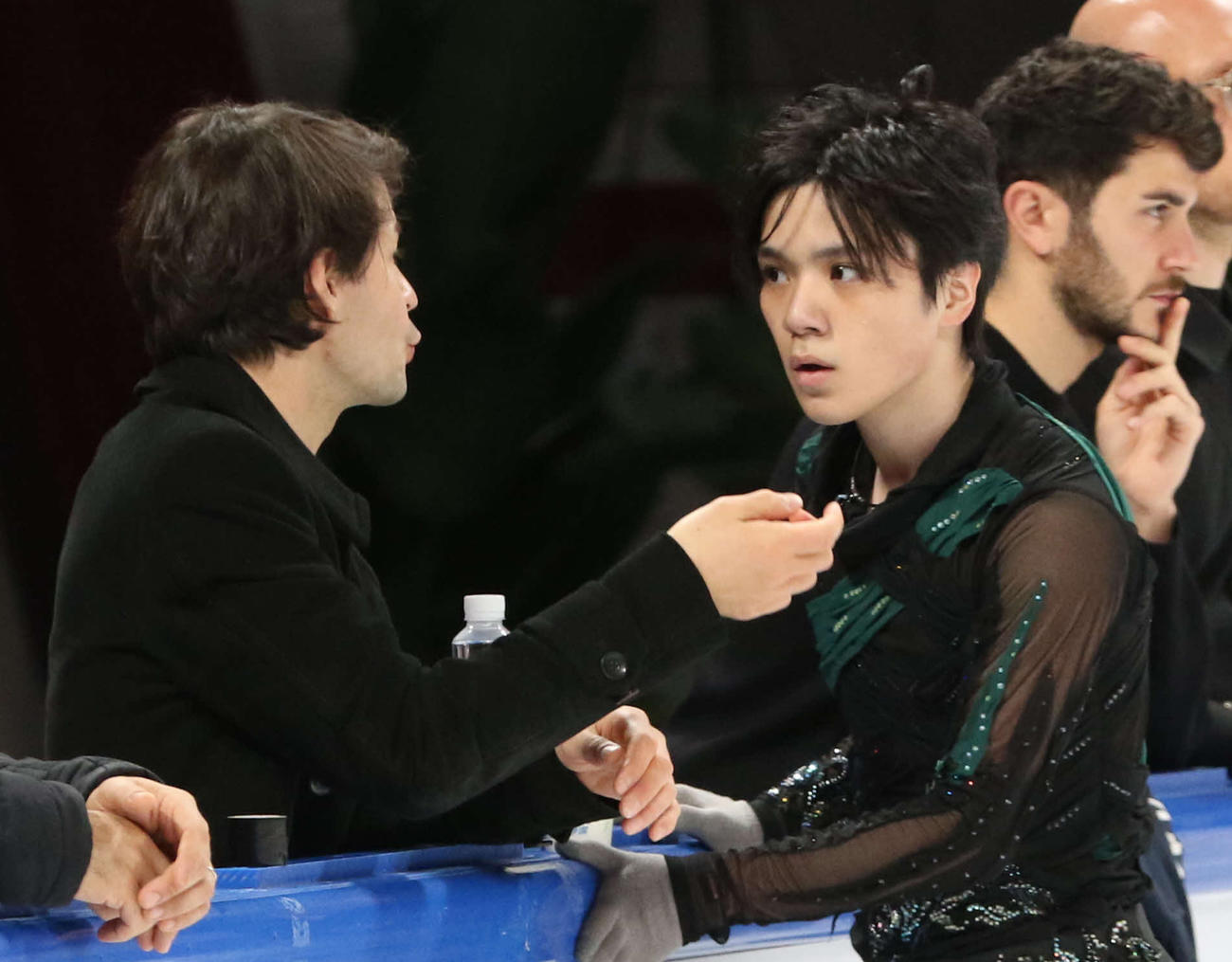 フリー前の公式練習で話し込む宇野昌磨（右）とステファン・ランビエル・コーチ（23年11月11日）