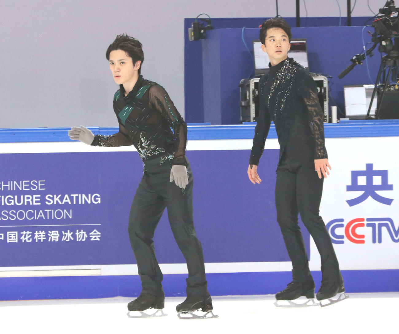 フリー前の公式練習で同組だった宇野昌磨（左）と友野一希（23年11月11日）