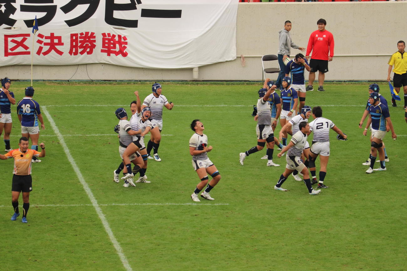 喜ぶ関大北陽の選手（撮影・竹本穂乃加）