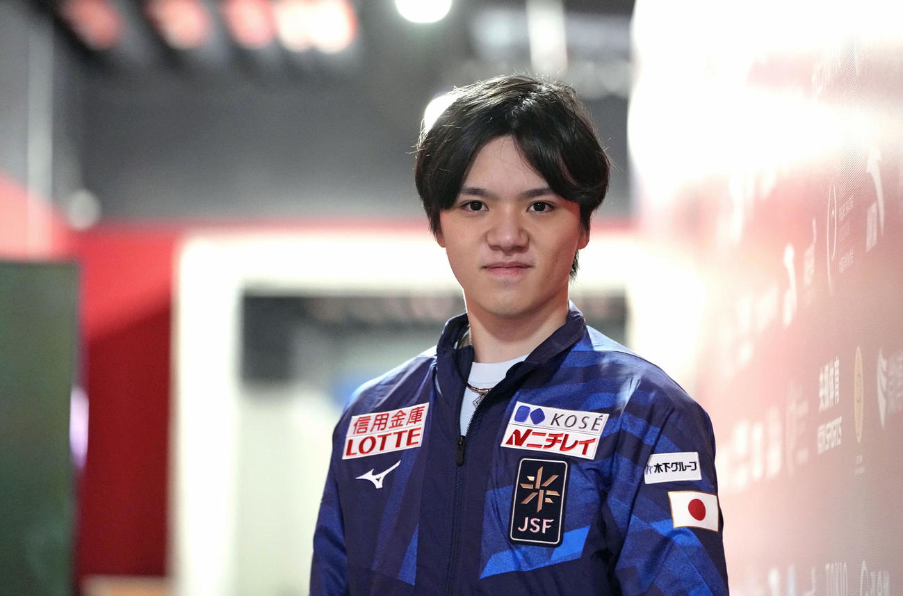 中国杯から一夜明け、取材に応じた宇野昌磨＝12日、重慶（共同）