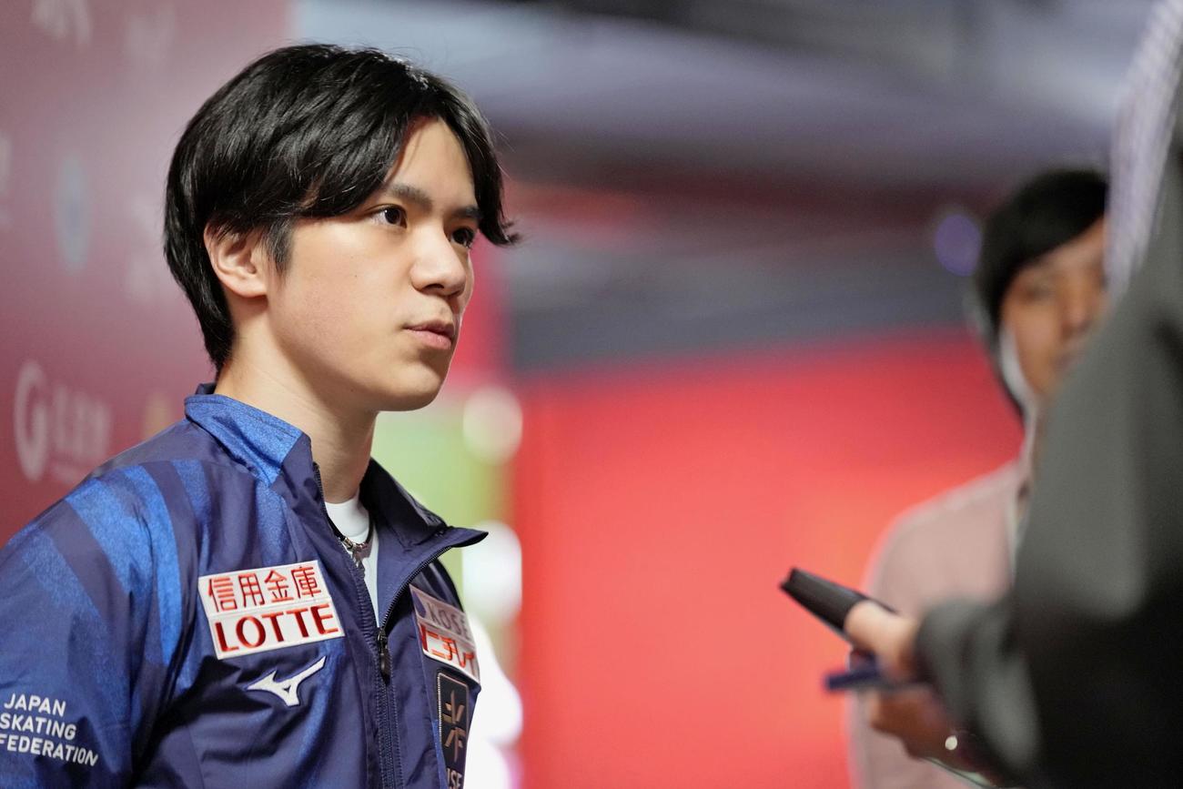 中国杯から一夜明け、取材に応じる宇野昌磨＝12日、重慶（共同）