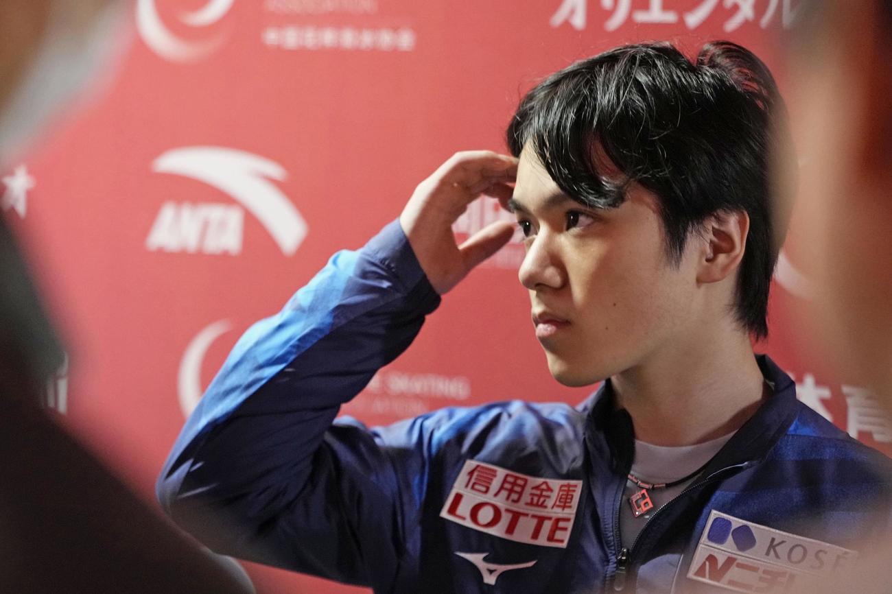 中国杯から一夜明け、取材に応じる宇野昌磨＝12日、重慶（共同）