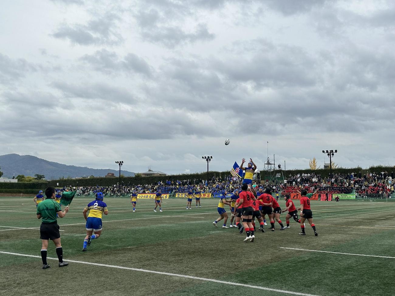 前半、ラインアウトで競り合う赤のジャージーの京都工学院と京都成章