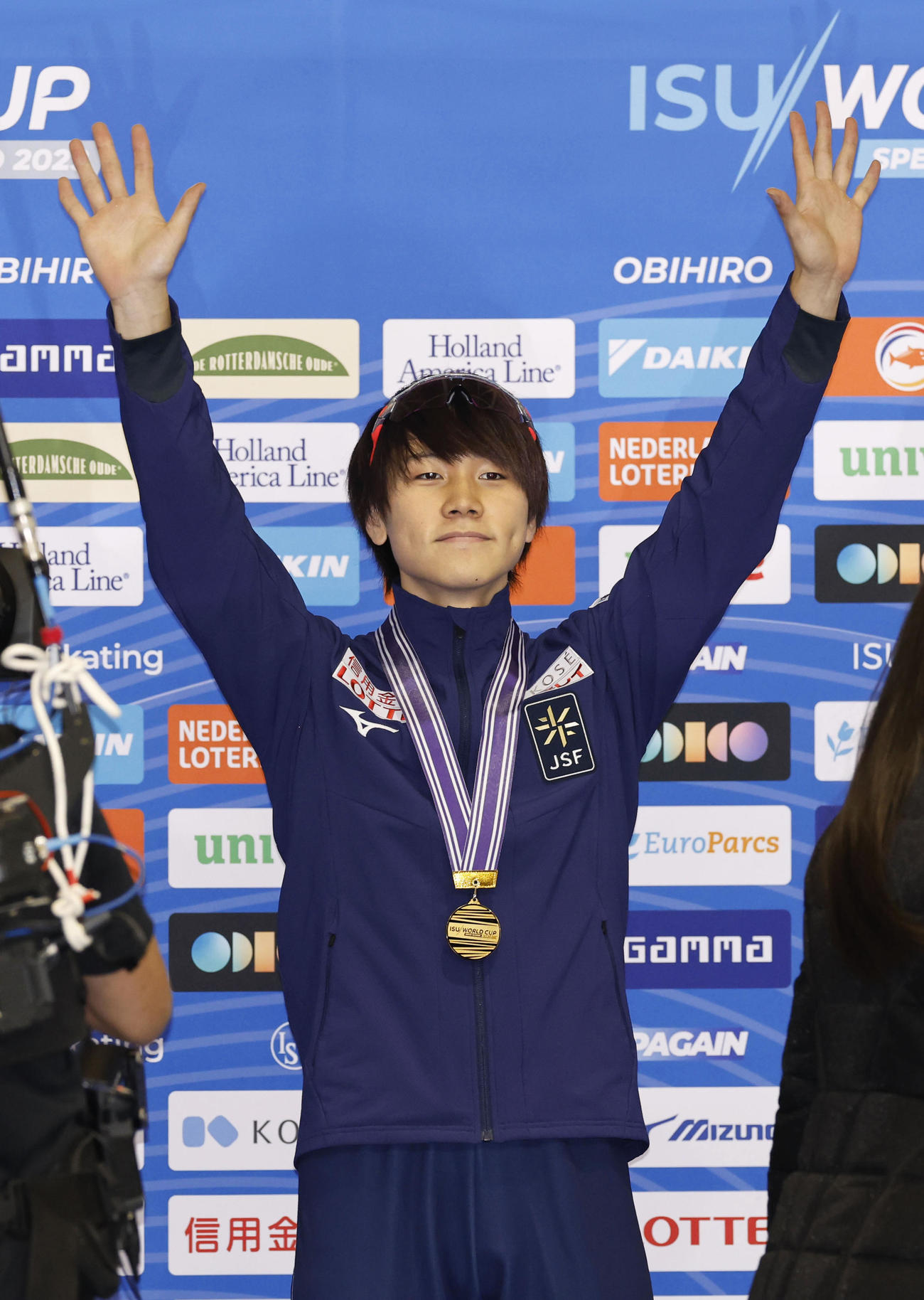 男子500 メートル で優勝し、表彰式で笑顔を見せる森重航（共同）