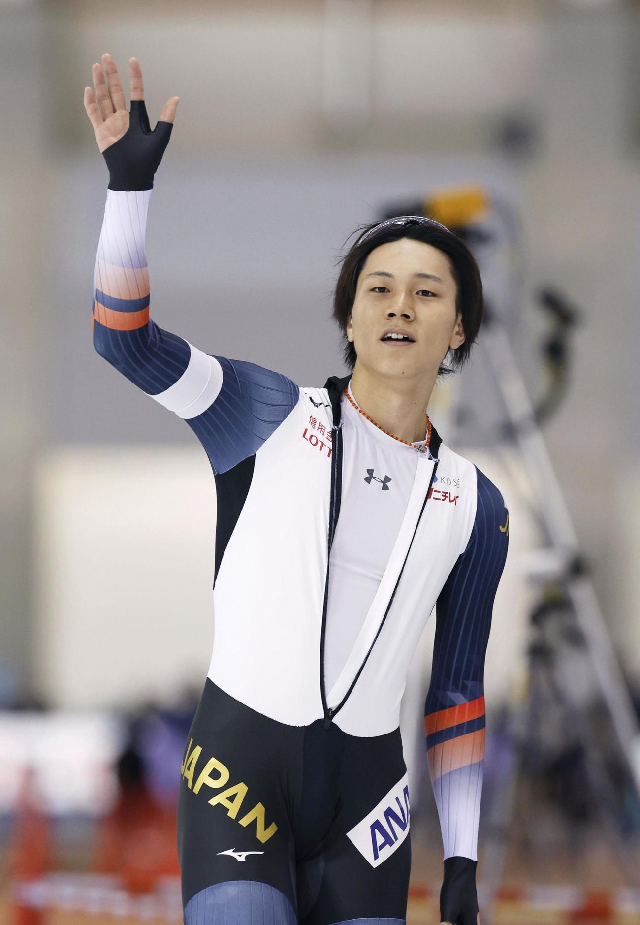 男子500 メートル 　優勝し歓声に応える森重航（共同）