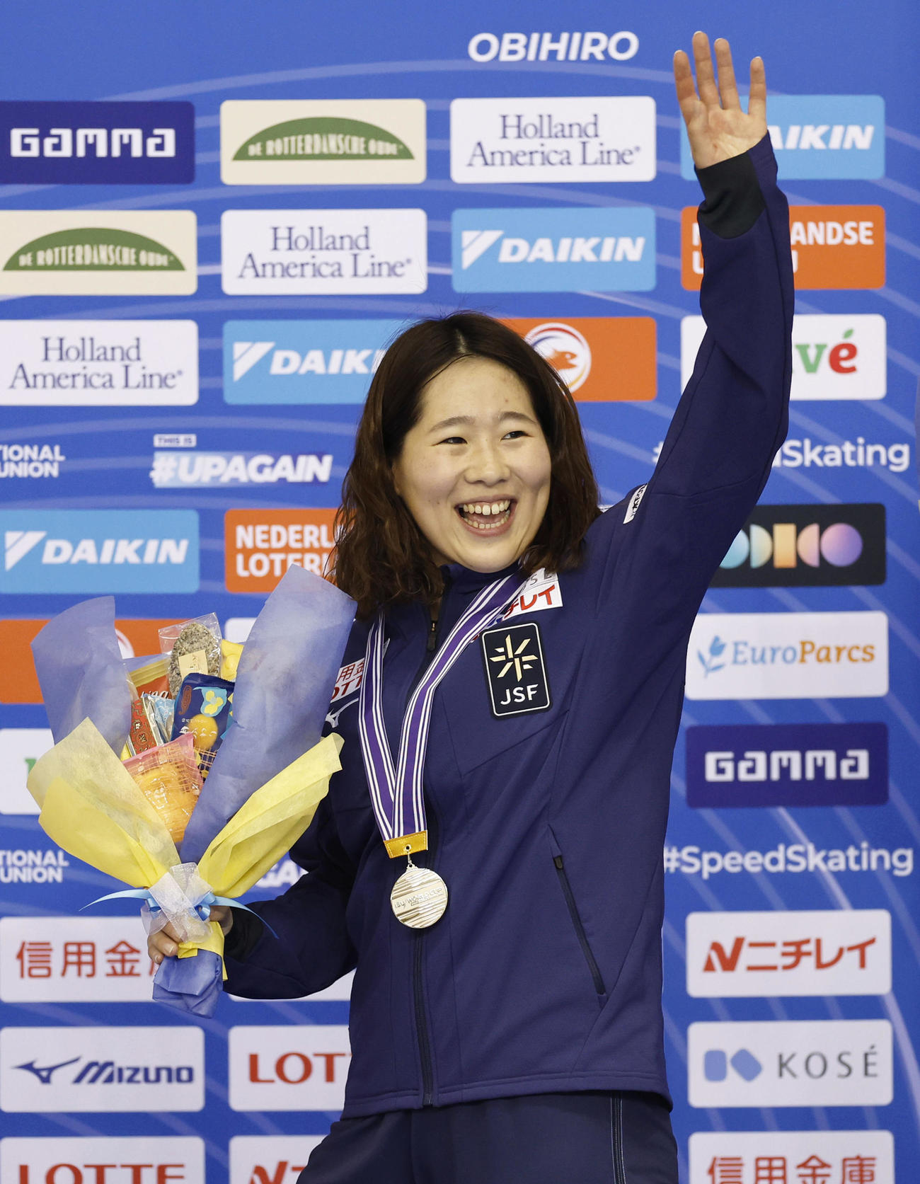 女子3000メートルで2位に入り、笑顔で歓声に応える堀川（共同）