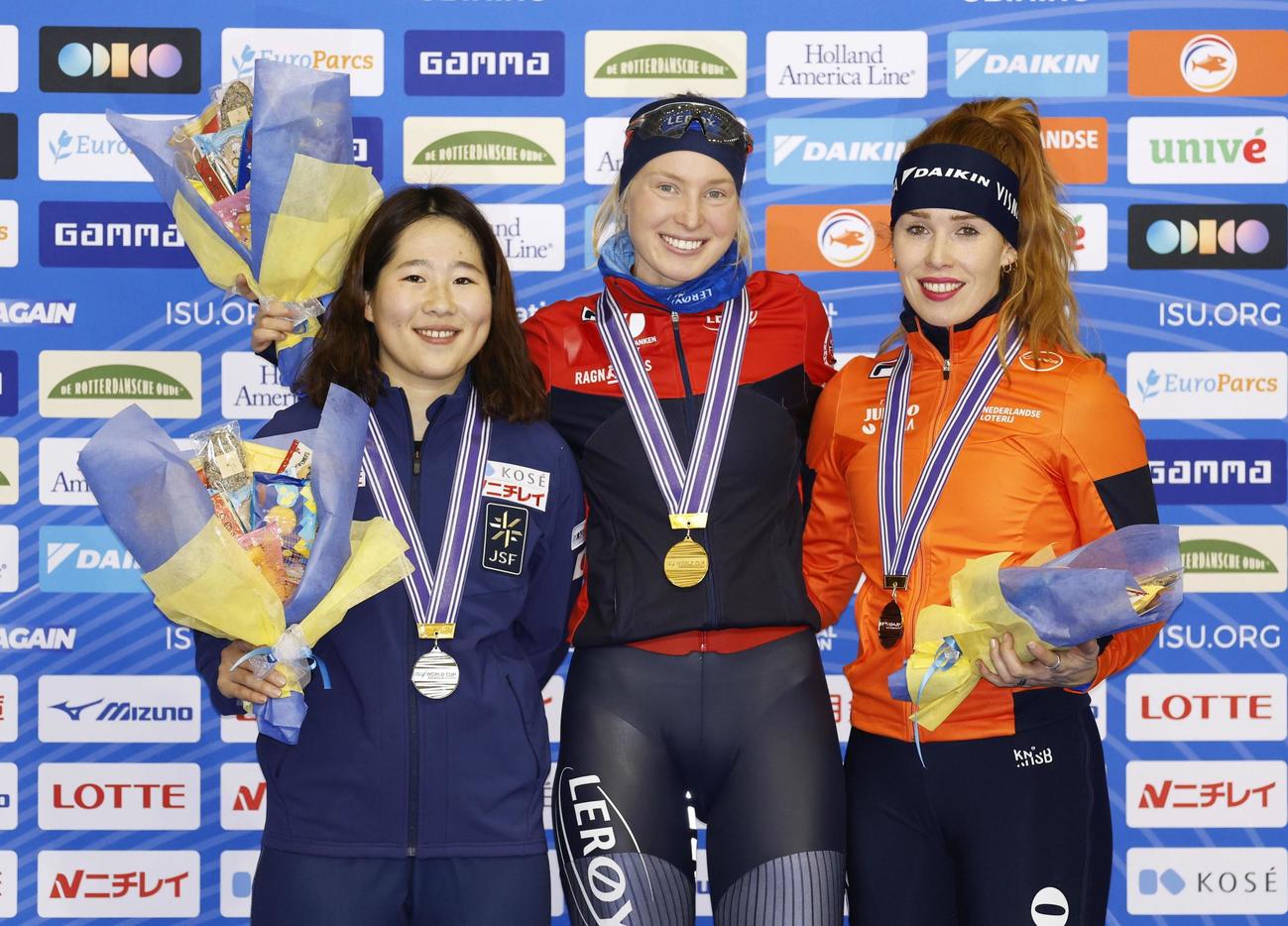 女子3000メートルで2位に入り、表彰式で笑顔を見せる堀川（左）（共同）