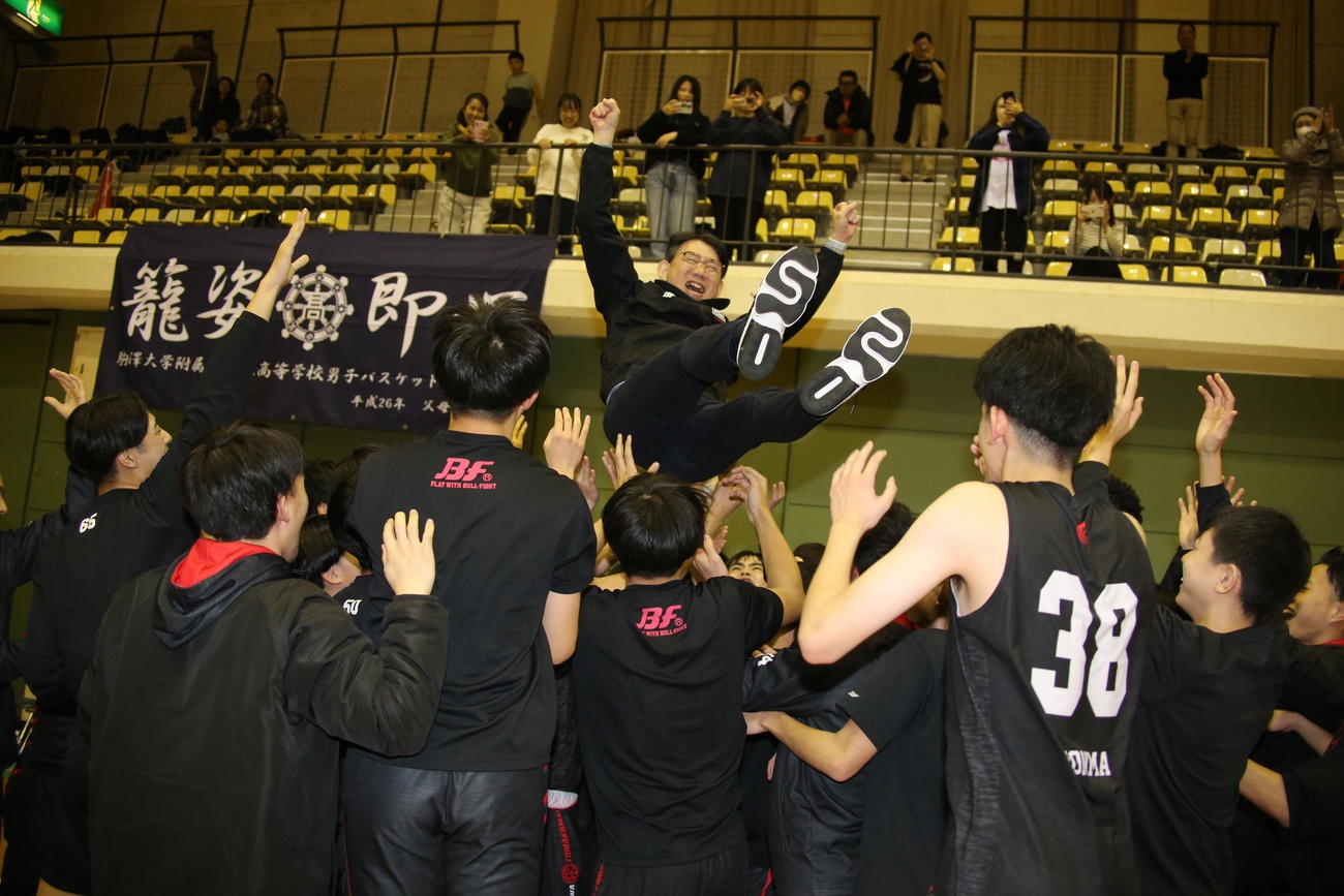 3年ぶり2度目の優勝を決め、駒大苫小牧のメンバーに胴上げされる田島監督（撮影・中島洋尚）