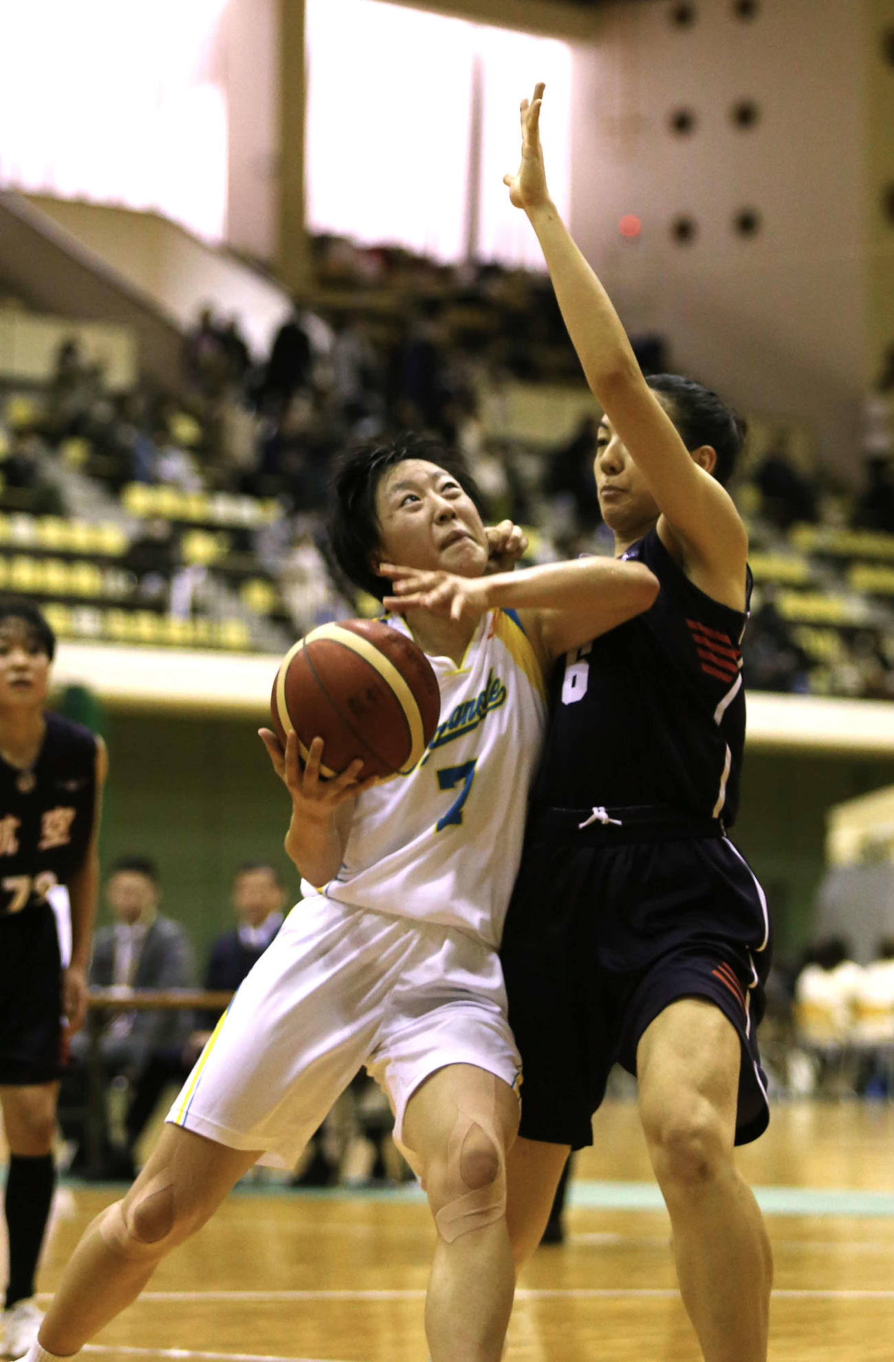札幌山の手の谷口（中央）は相手ディフェンスをかいくぐって得点を決める（撮影・中島洋尚）
