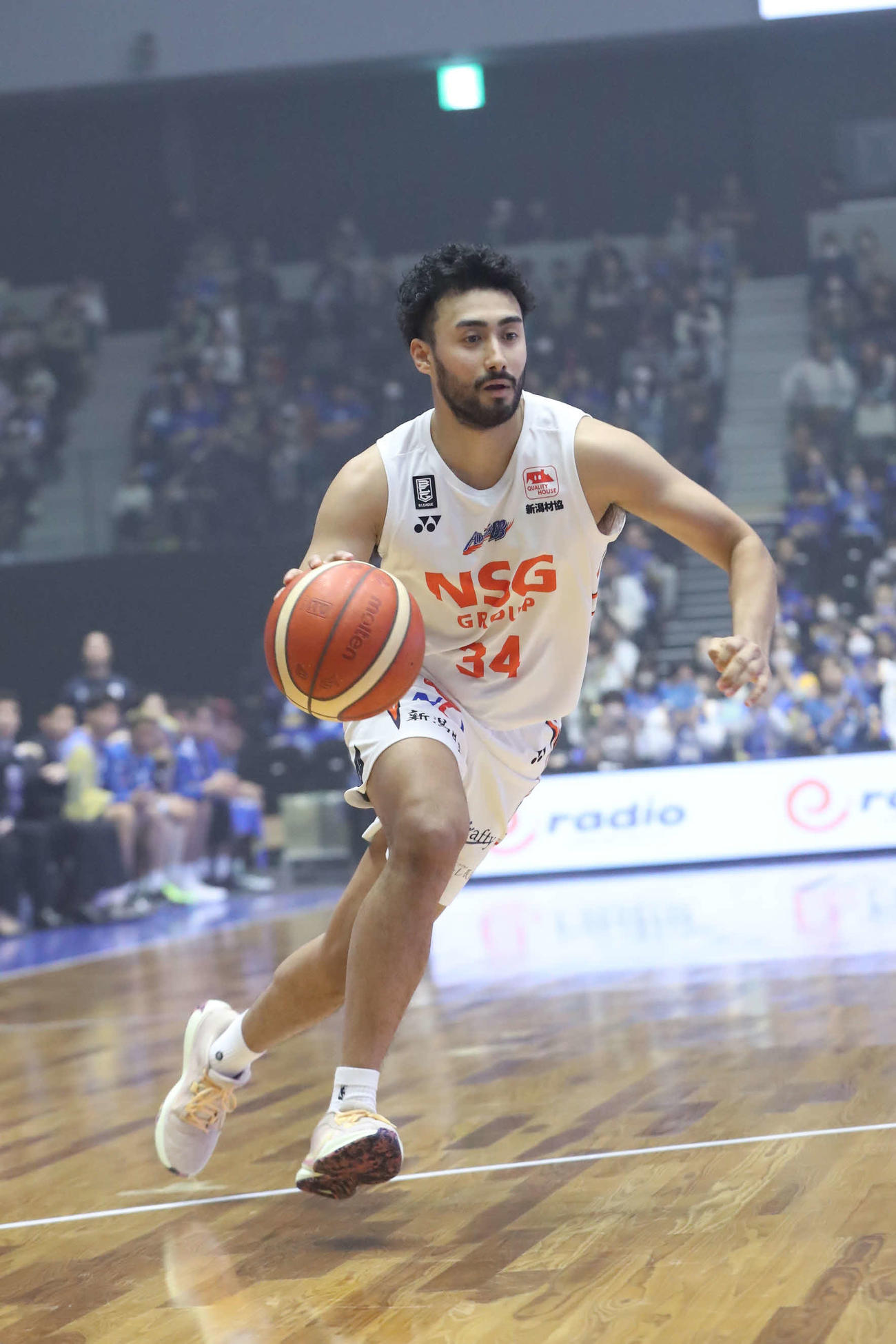 第2Q、ドリブルをする新潟遠藤（C）B．LEAGUE