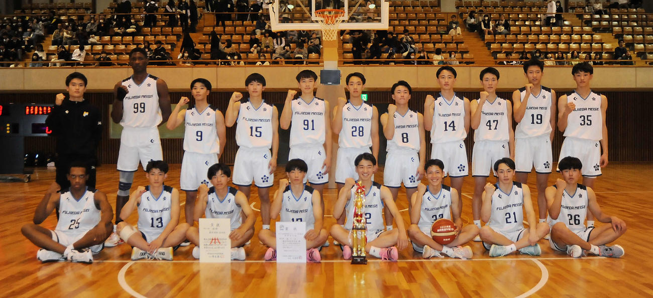 決勝リーグを3戦全勝で優勝した藤枝明誠の選手ら