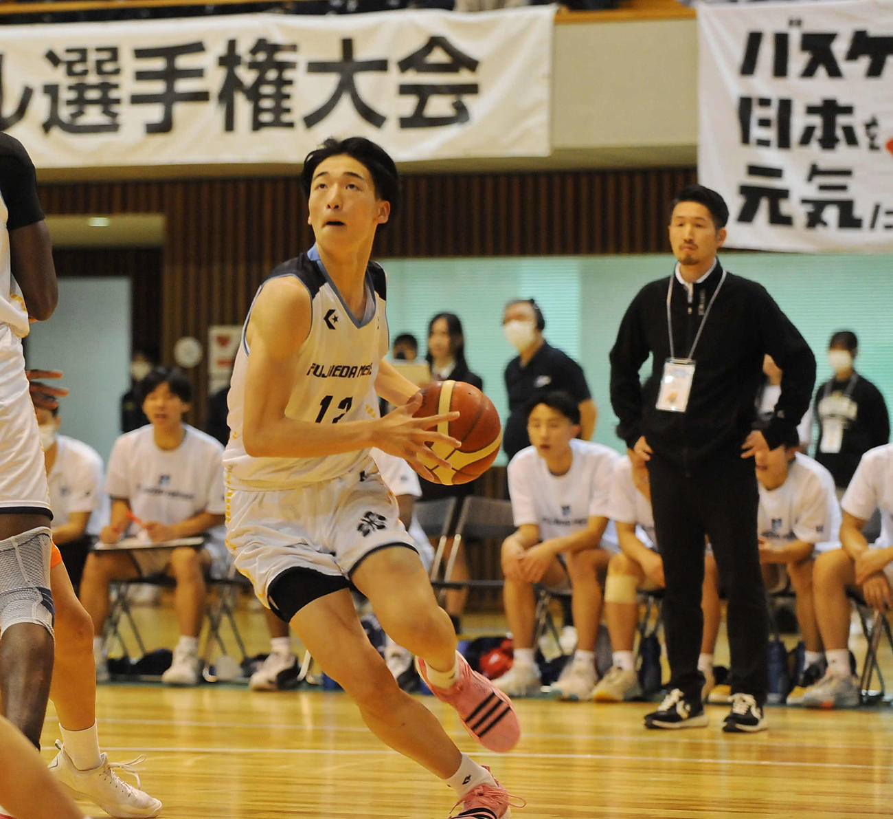 藤枝明誠の赤間は金本監督（右奥）の前でゴール下に切り込む