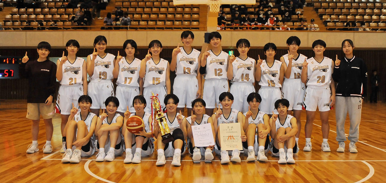 県大会を制してNO1ポーズを決める女子・浜松開誠館の選手ら