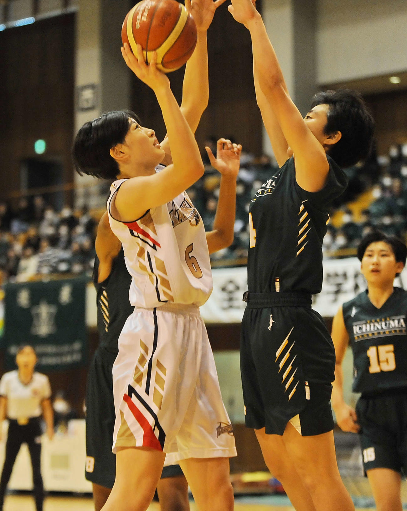 レイアップシュートを狙う女子・浜松開誠館の後藤