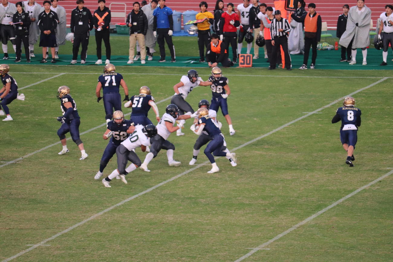 対戦した青ジャージーの関大と白ジャージーの京大（撮影・竹本穂乃加）