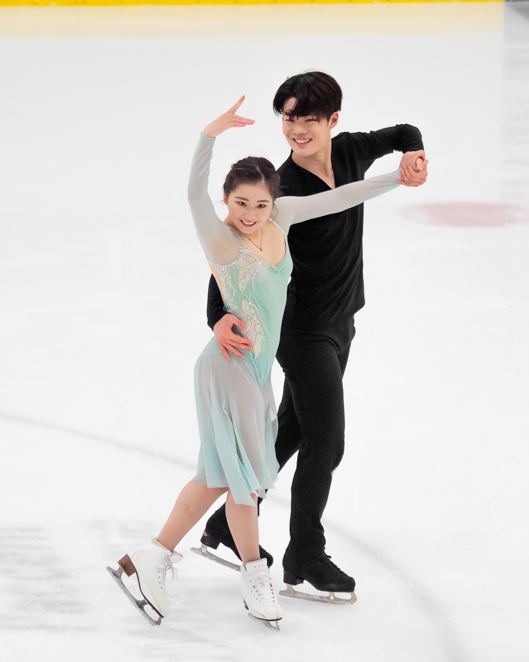 都内で行われるクリスマスイベントのアンバサダーに就任したオリエンタルバイオスケート部の田中（左）西山組