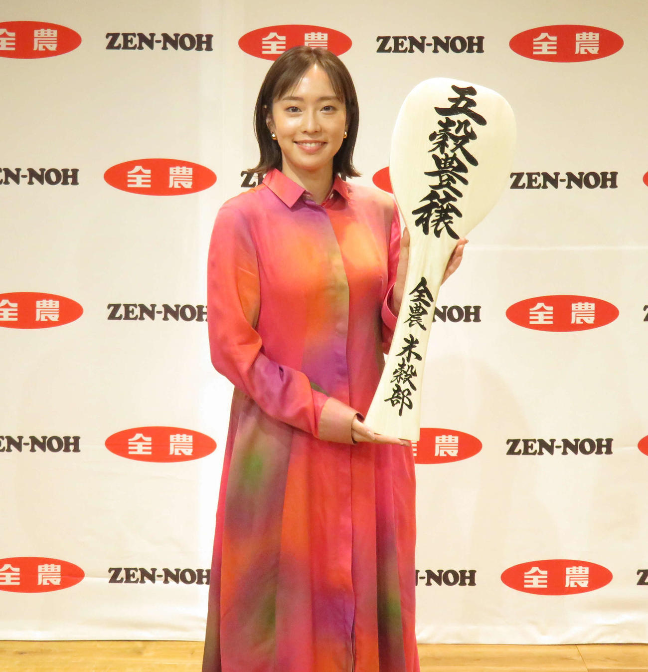 全農「五穀豊穣（ほうじょう）」のしゃもじを持つ石川佳純さん