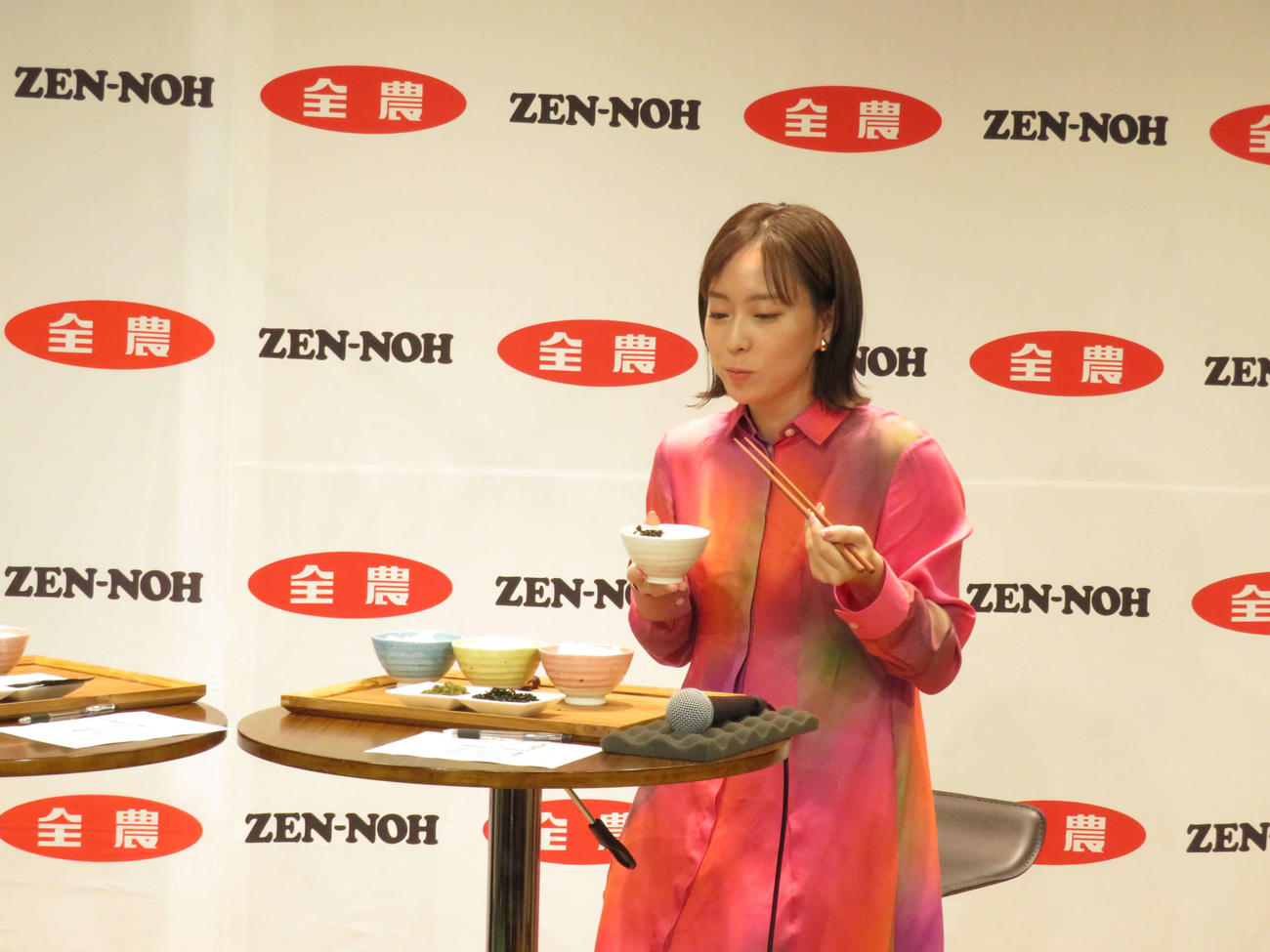 炊き方を変えた新米4種類を試食する石川佳純さん