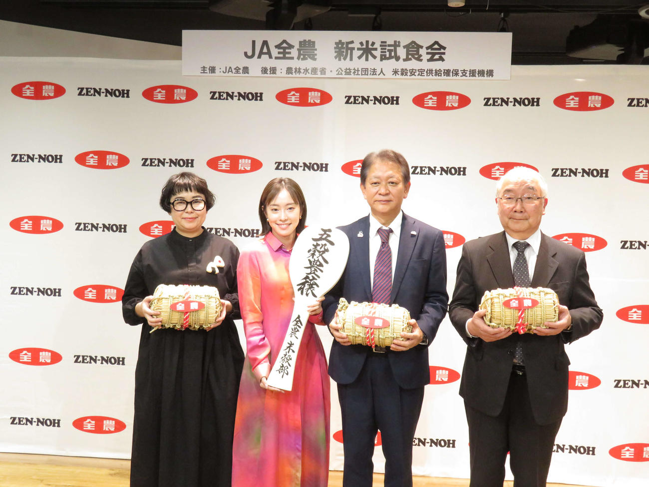「新米試食会」に出席した左からごはん同盟のしらいのりこさん、石川佳純さん、JA全農　高尾雅之常務理事、新潟薬科大応用生命科学部　大坪研一特任教授・農学博士