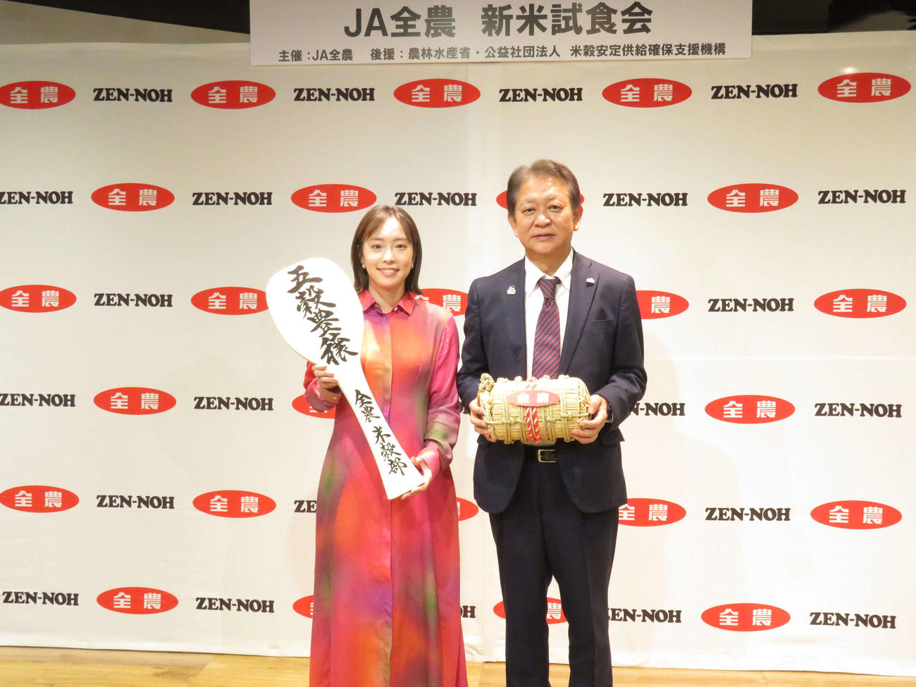 JA全農「新米私欲会」に出席した石川佳純さんと高尾雅之常務理事（右）