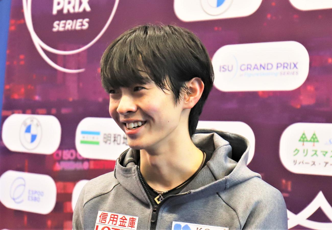 フィギュアスケートGPシリーズフィンランド大会の公式練習後に笑顔で取材に応じる島田（撮影・藤塚大輔）